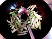 排骨炖豆角的做法步骤4