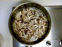 素炒蟹味菇的做法步骤2