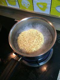 鲜虾鱼板面拌面的做法步骤1