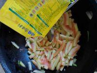 清炒西瓜皮的做法步骤6