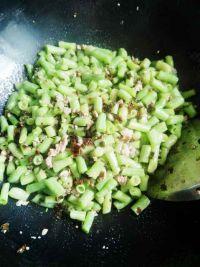 梅干菜肉末炒豆角的做法步骤5