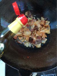 葱瓣儿荆芥炒腊肉的做法步骤5