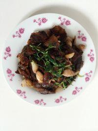 葱瓣儿荆芥炒腊肉的做法步骤10