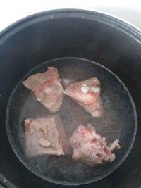 猪尾骨红萝卜玉米汤的做法步骤3