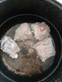 猪尾骨红萝卜玉米汤的做法步骤4