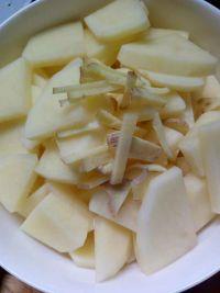 番茄土豆龙须面的做法步骤1