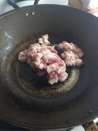 五花肉炒黑木耳的做法步骤2