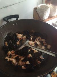 五花肉炒黑木耳的做法步骤4