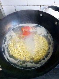 虾仁骨汤面#小虾创意料理#的做法步骤8