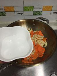 胡萝卜藕片小炒的做法步骤6