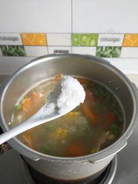 田园青豆排骨汤的做法步骤5